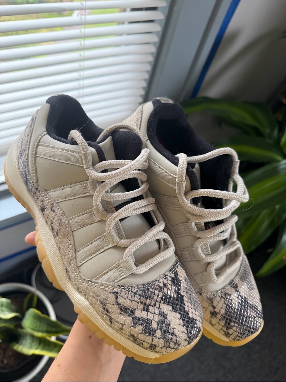 Jordan 11 Retro Low
Snake Light Bone 6.5Y